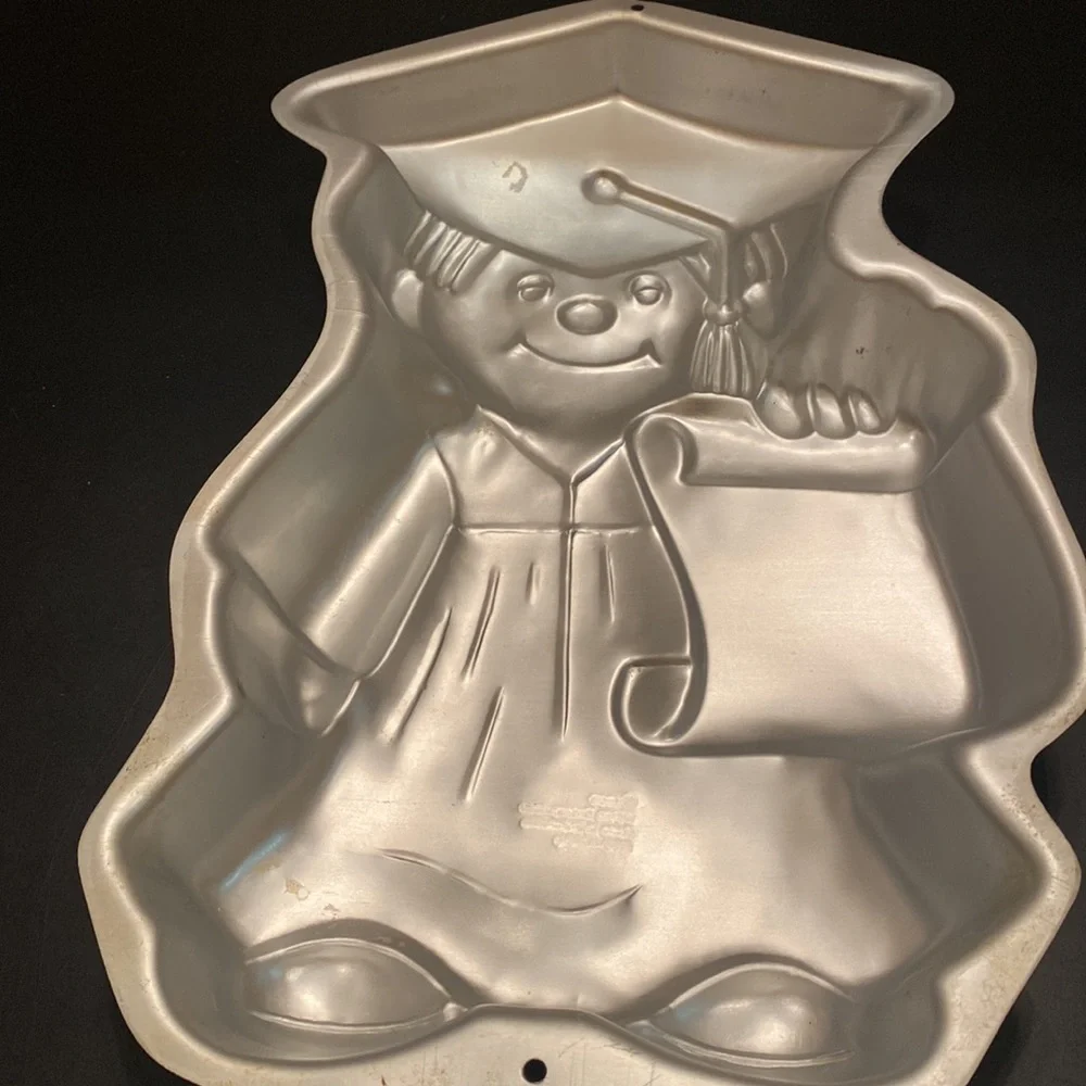 Wilton Proud Graduated Cake aluminum cake pan graduation 16x9”